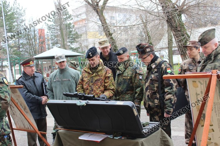 Военни аташета се запознаха с работата на гарнизона в Хасково