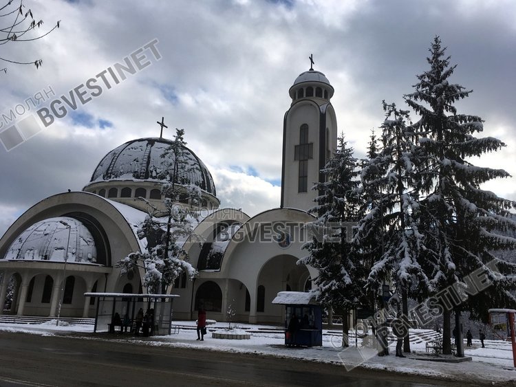 Облачно и мъгливо, слънцето се показва следобяд
