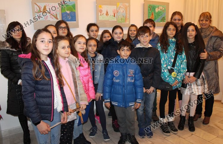 Децата от клуб "Аз рисувам" с ръководител Ваня Зафирова