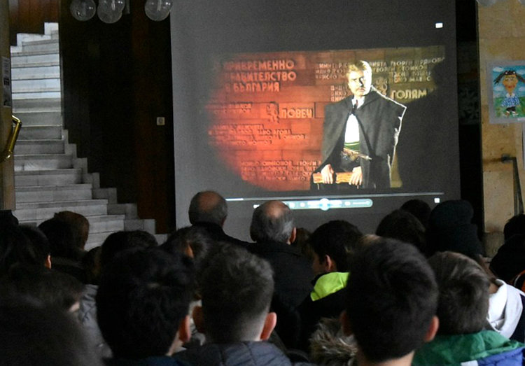 Ученици препълниха фоайето на градската библиотека, за да гледат филм за Левски
