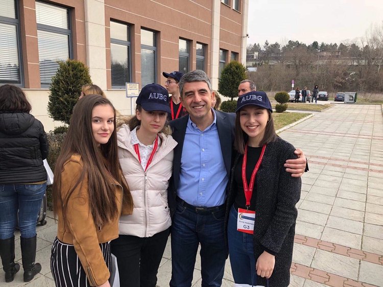 Езиковата гимназия „Христо Ботев” превзе Американския университет в България