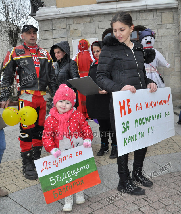 Родители поискаха камери в детските заведения на протест в центъра на Хасково