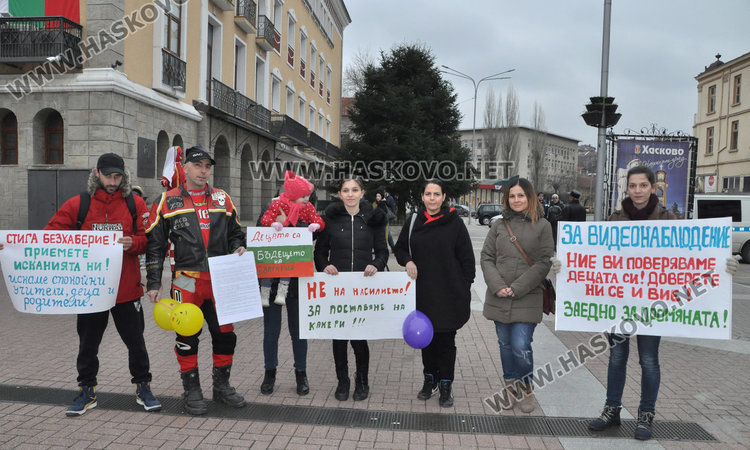 Родители поискаха камери в детските заведения на протест в центъра на Хасково