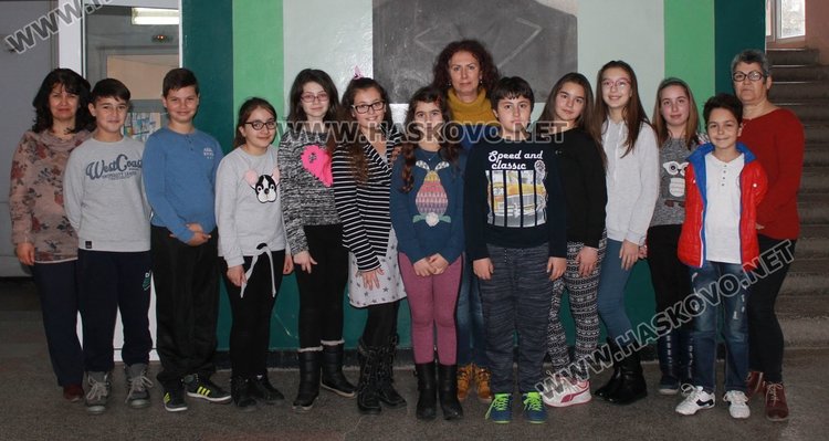 Четвъртокласниците със своите преподаватели