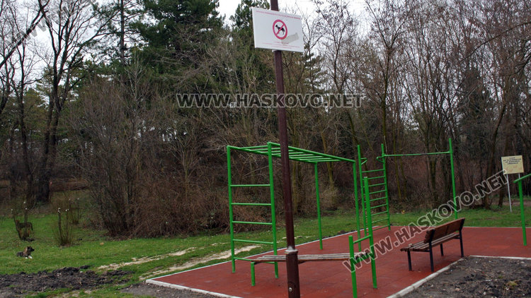 Ремонтираният стадион „Хасково” миниран с кучешки изпражнения и дупки