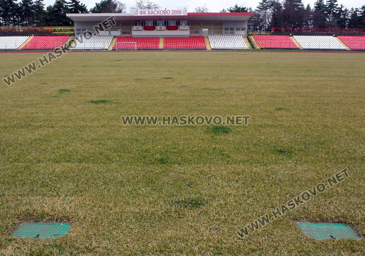 Ремонтираният стадион „Хасково” миниран с кучешки изпражнения и дупки