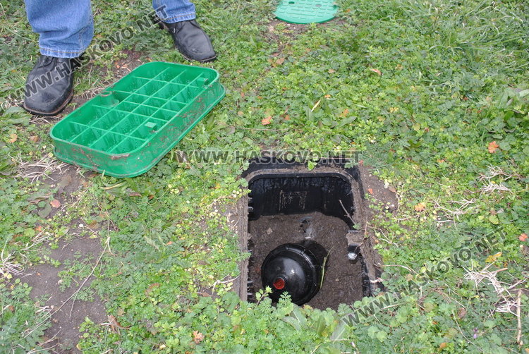 Ремонтираният стадион „Хасково” миниран с кучешки изпражнения и дупки