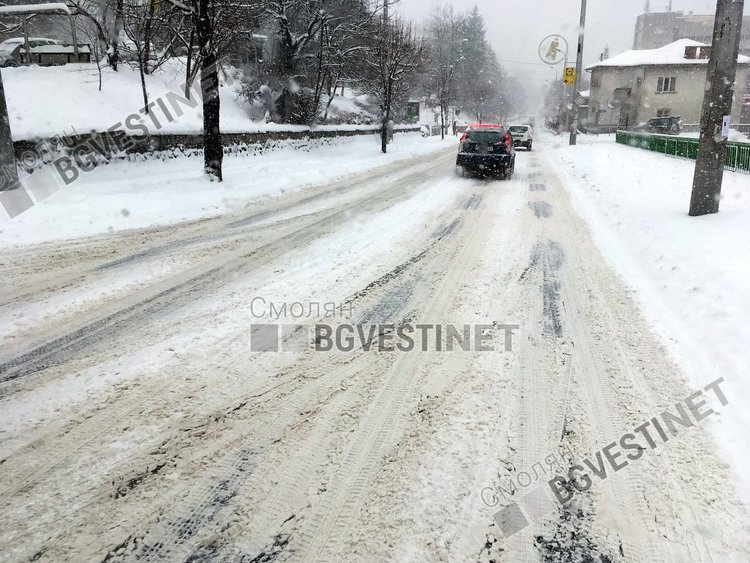 Смолянчани бесни: машините не чистят, обикалят  с вдигнати гребла! /видео/