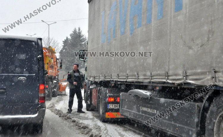 Улиците в Хасково заледени, тир закъса на Кърджалийска