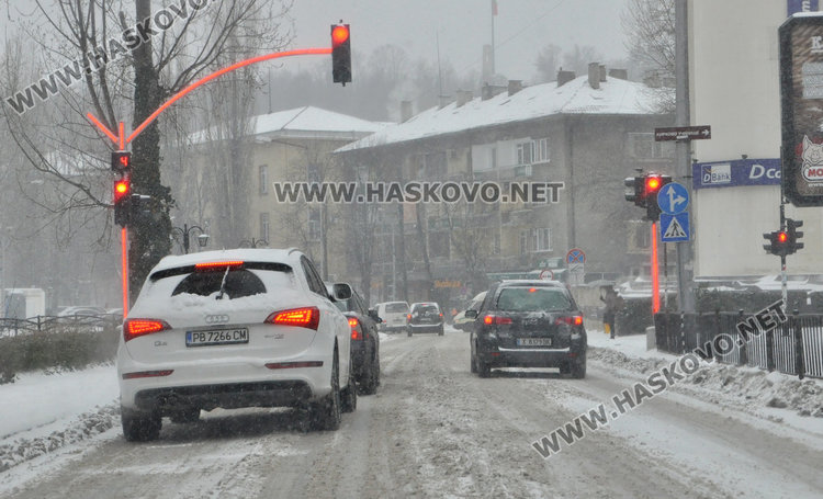 Улиците в Хасково заледени, тир закъса на Кърджалийска