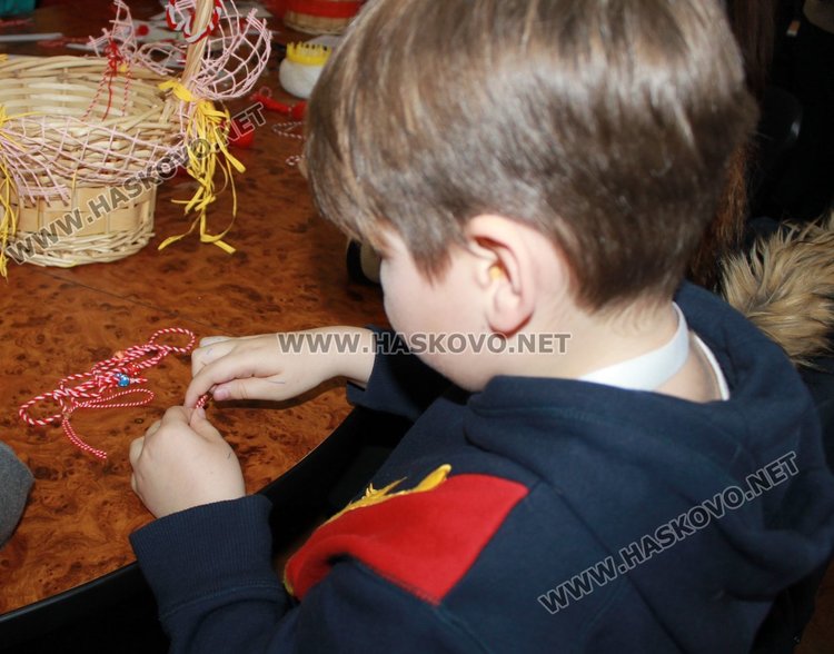 Китайка прави български мартеници, заедно с димитровградски деца