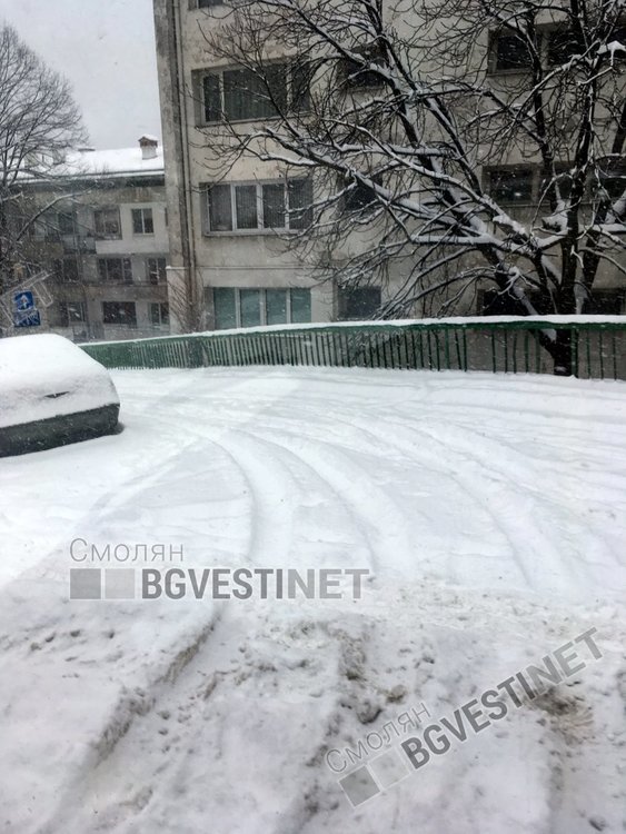 Снимките са от днес по обяд, единствено по централния булевард в Смолян е минавал снегорин, движението е затруднено защото снегът е тежък и мокър, повечето автомобили движат бавно и са с вериги, имаше и боксуващи по стърмите участъци