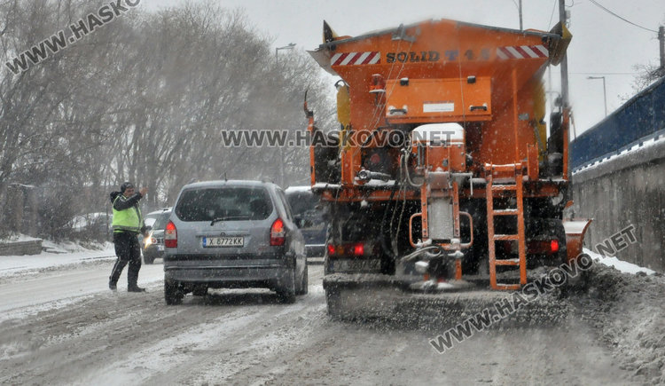Улиците в Хасково заледени, тир закъса на Кърджалийска