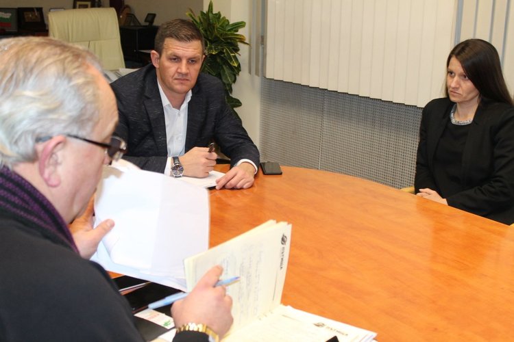 Свикаха Кризисен щаб, снеговалежите продължават във вторник и сряда