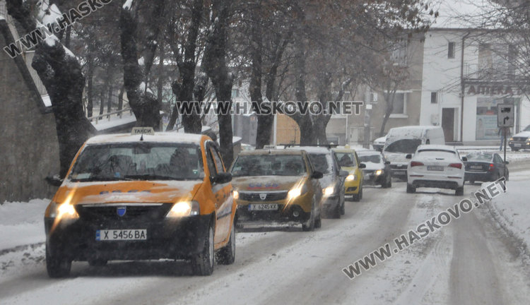 Улиците в Хасково заледени, тир закъса на Кърджалийска
