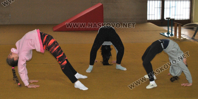 Хасковската гимнастичка Кристин Кръстева с награда от Йордан Йовчев в турнир