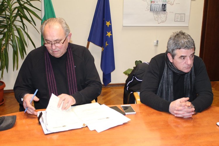 Свикаха Кризисен щаб, снеговалежите продължават във вторник и сряда