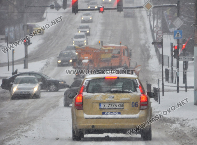 Улиците в Хасково заледени, тир закъса на Кърджалийска