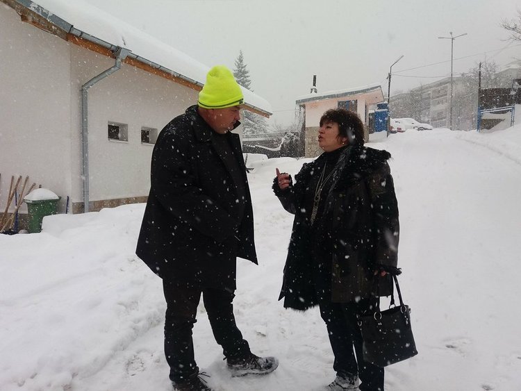 Девет машини са включени в снегопочистването. Пристигна и допълнителна техника