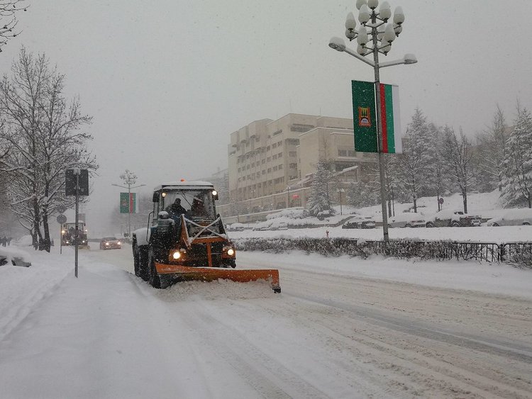 Девет машини са включени в снегопочистването. Пристигна и допълнителна техника