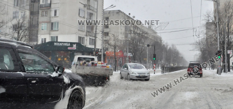 Улиците в Хасково заледени, тир закъса на Кърджалийска