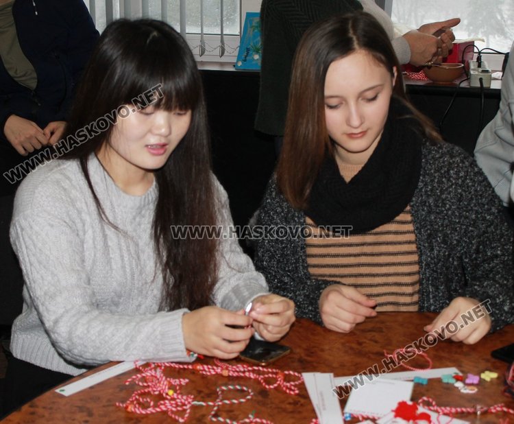 Китайка прави български мартеници, заедно с димитровградски деца