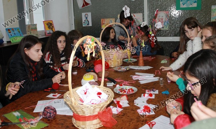 Китайка прави български мартеници, заедно с димитровградски деца