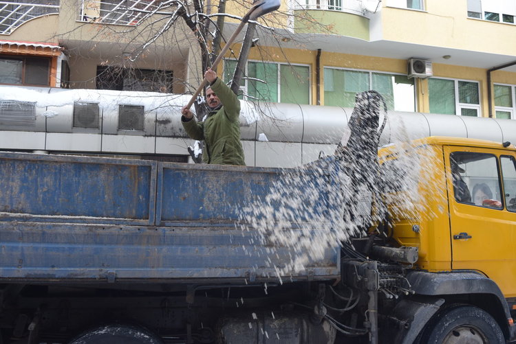 Фирма „Грийн партнърс“ започва да третира улиците и тротоарите в Кърджали със сол
