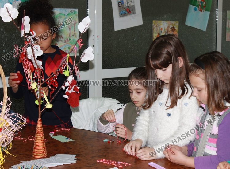 Китайка прави български мартеници, заедно с димитровградски деца