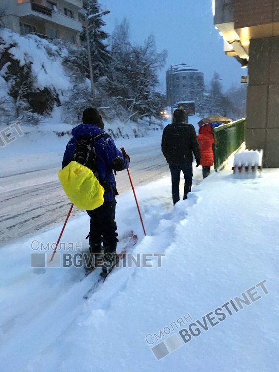 Скиор събра погледите на изморените пешеходци, сърфирайки по тротоарите на Смолян 