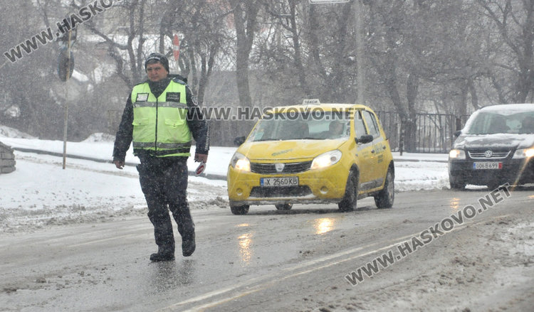 Улиците в Хасково заледени, тир закъса на Кърджалийска