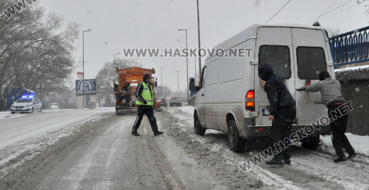 Улиците в Хасково заледени, тир закъса на Кърджалийска