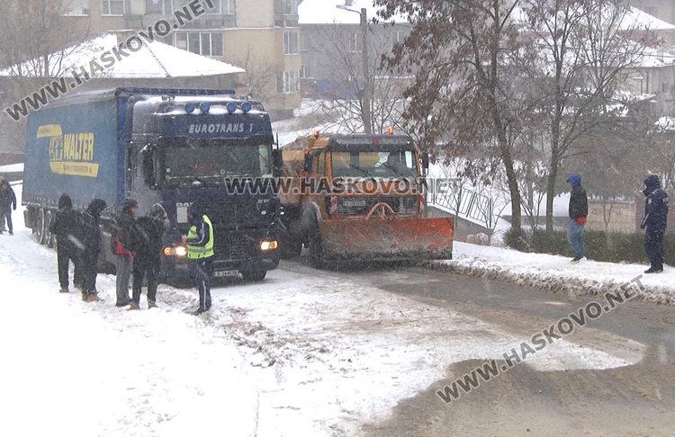 Закъсали тирове и коли затапиха улици в Хасково, горя и къща в „Република“