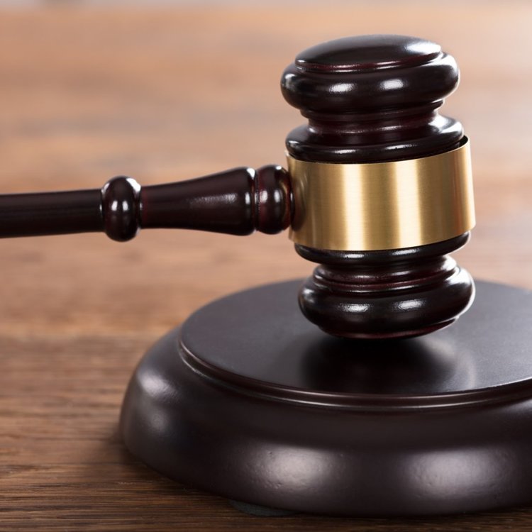 Осъдиха началничка на пощата на кърджалийско село, „гушнала“ 71 бона