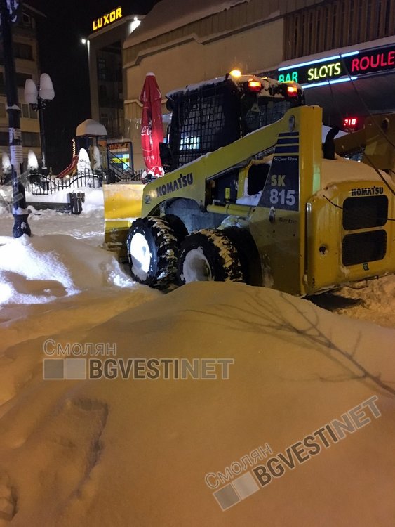Скиор събра погледите на изморените пешеходци, сърфирайки по тротоарите на Смолян 