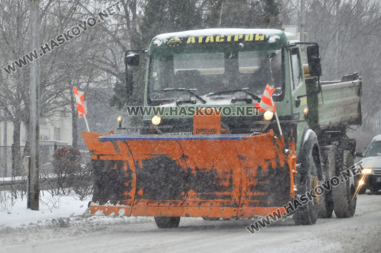 Улиците в Хасково заледени, тир закъса на Кърджалийска