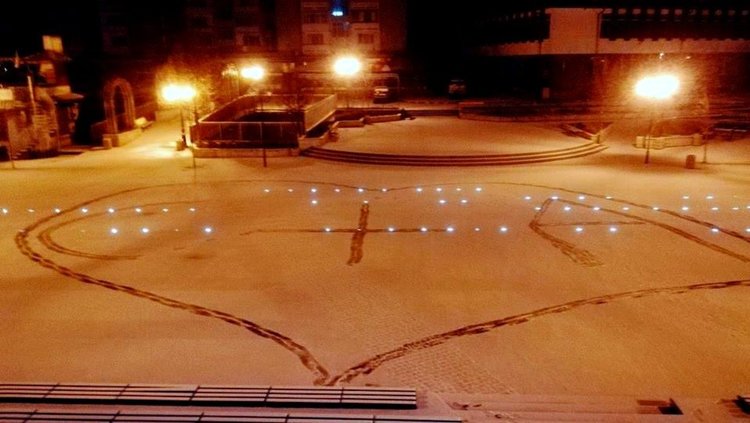 Младеж рисува сърце в снега за любимата в центъра на Неделино
