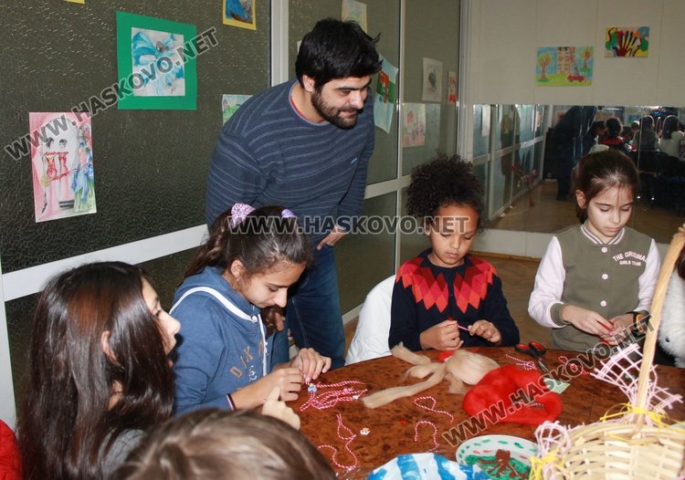 Китайка прави български мартеници, заедно с димитровградски деца