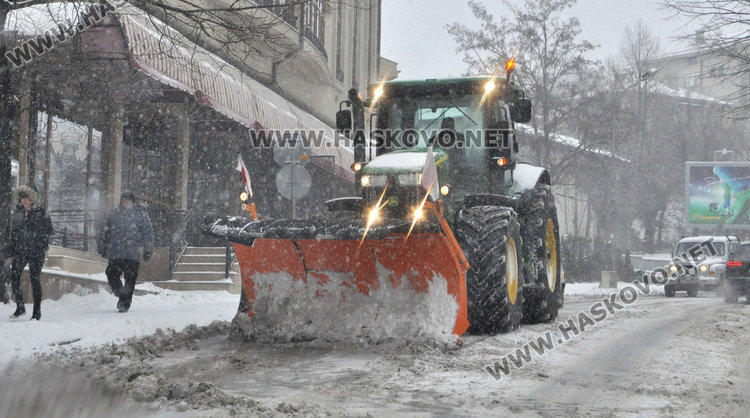 Улиците в Хасково заледени, тир закъса на Кърджалийска