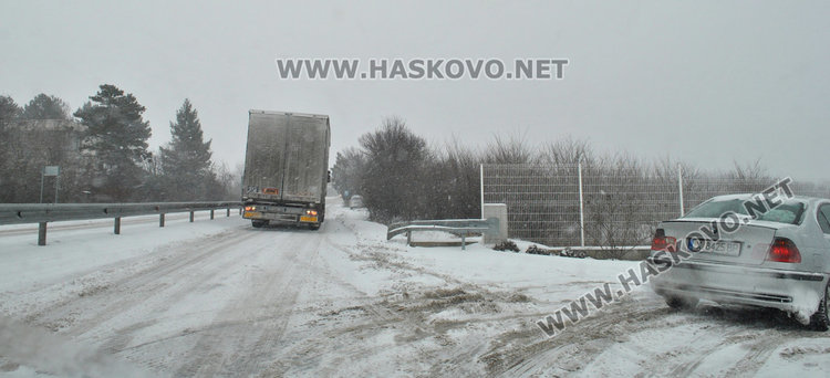 Шофьор на тир опита да мине по пътя за Узунджово, но се отказа