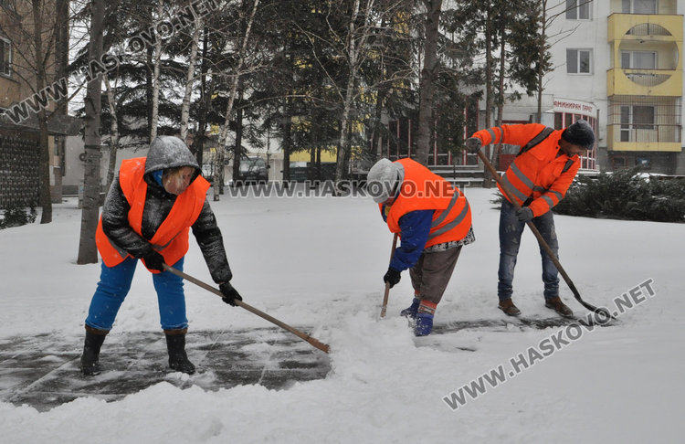 Улиците в Хасково заледени, тир закъса на Кърджалийска