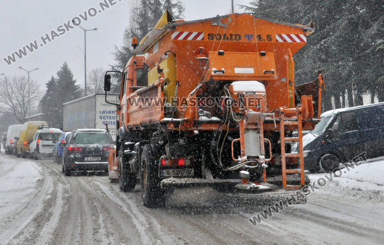 Улиците в Хасково заледени, тир закъса на Кърджалийска