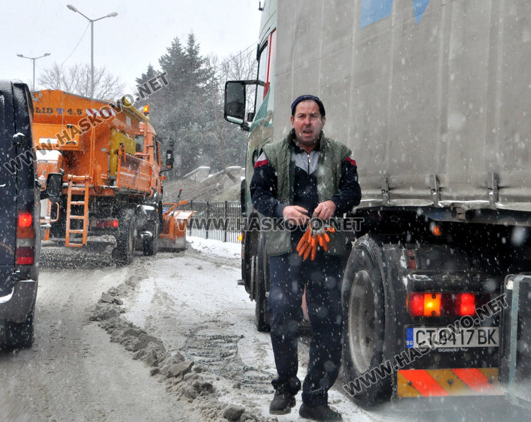 Улиците в Хасково заледени, тир закъса на Кърджалийска