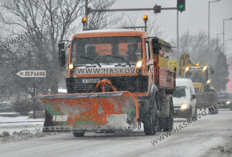 Улиците в Хасково заледени, тир закъса на Кърджалийска