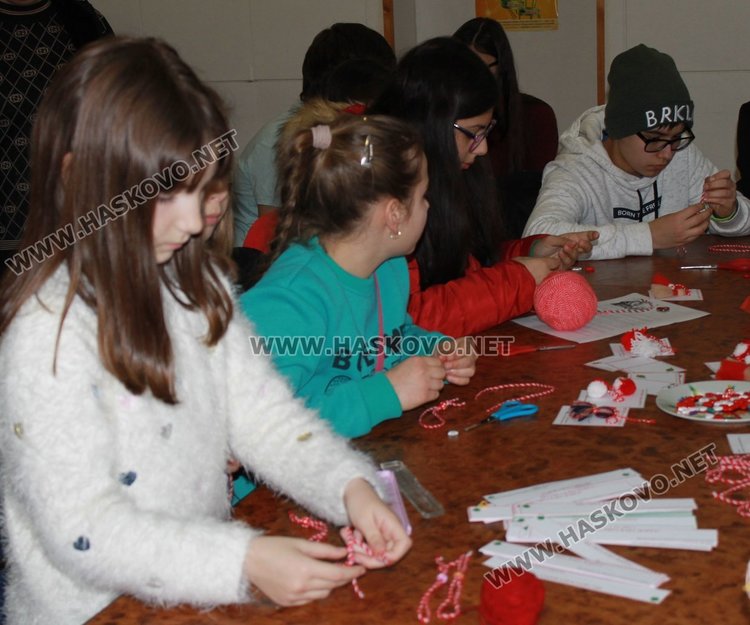 Китайка прави български мартеници, заедно с димитровградски деца