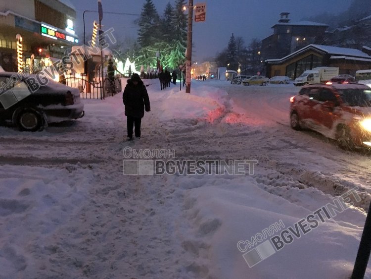 Скиор събра погледите на изморените пешеходци, сърфирайки по тротоарите на Смолян 