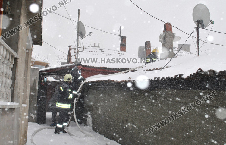 Закъсали тирове и коли затапиха улици в Хасково, горя и къща в „Република“