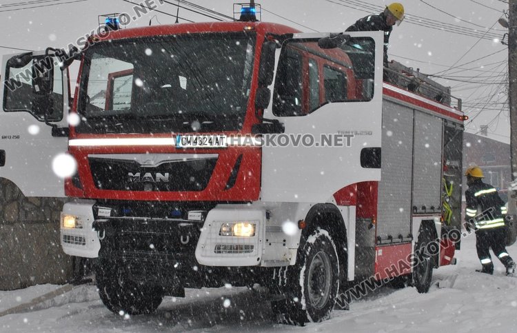 Закъсали тирове и коли затапиха улици в Хасково, горя и къща в „Република“