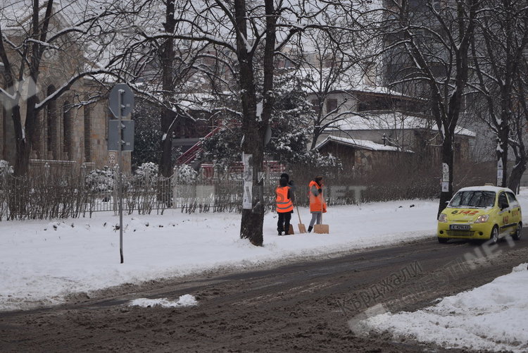 Фирма „Грийн партнърс“ започва да третира улиците и тротоарите в Кърджали със сол