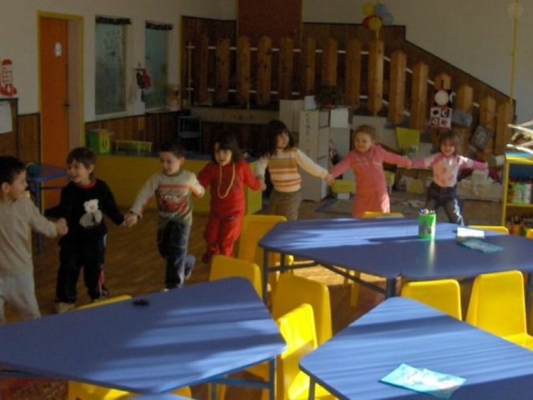 Родители, търсете бавачки за децата, училищата в Смолян затварят, детските градини ще работят 